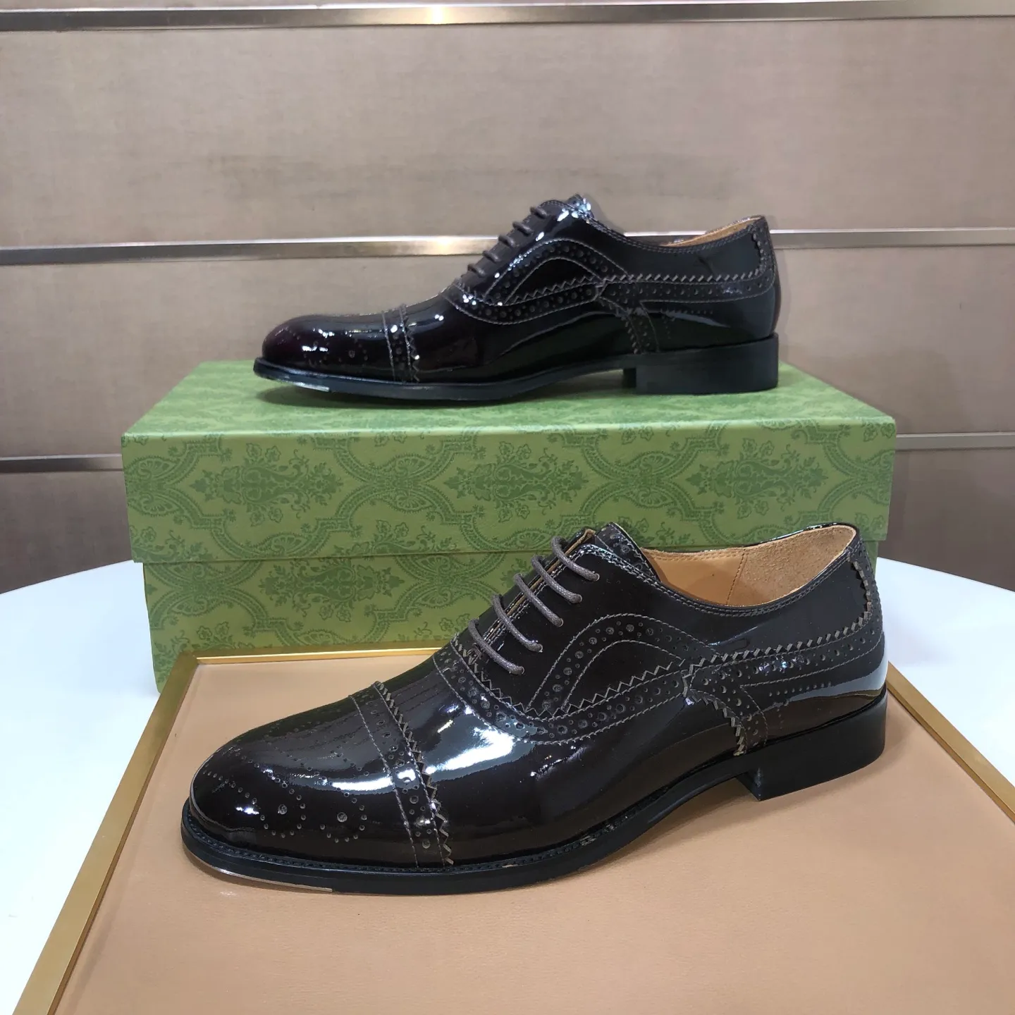 Men's shoes 💰660💰 Brand: GUCCI (Gucci) Standard code: Men's size 38/44 (45/46 can be customized) Grade: Same as the official website Original quality Material: Original cowhide Water-dyed cowhide lining Original rubber outsole Style category: Men's fashionable casual leather shoes Distinguished big-name luxury elements top luxury Color: Actual picture